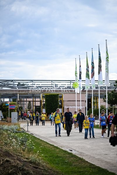 Zuschauer bewegen sich Richtung Arena