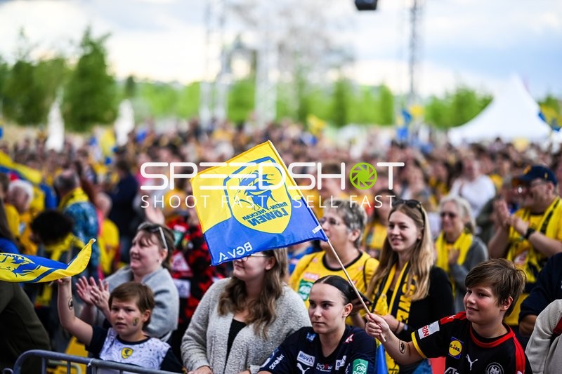 Zuschauer jubeln und schwenken Fahnen