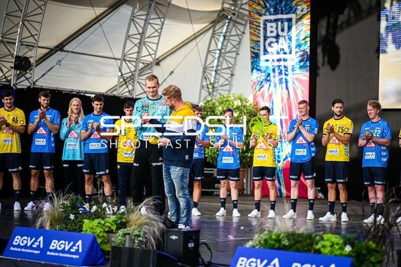 Mannschaftspräsentation auf der Bühne