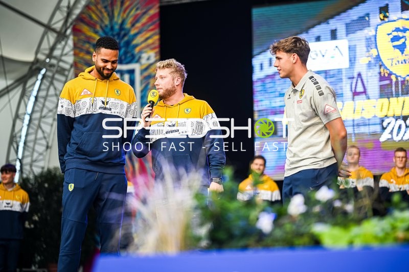 Saisoneröffnungs-Veranstaltung mit Interviews und Gesprächen.