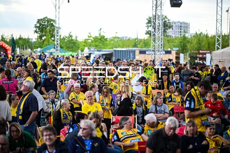 Zuschauer bei der Saisoneröffnung