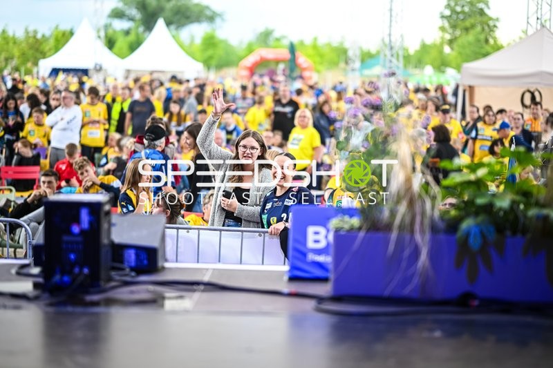 Zuschauer feiern bei der Saisoneröffnung