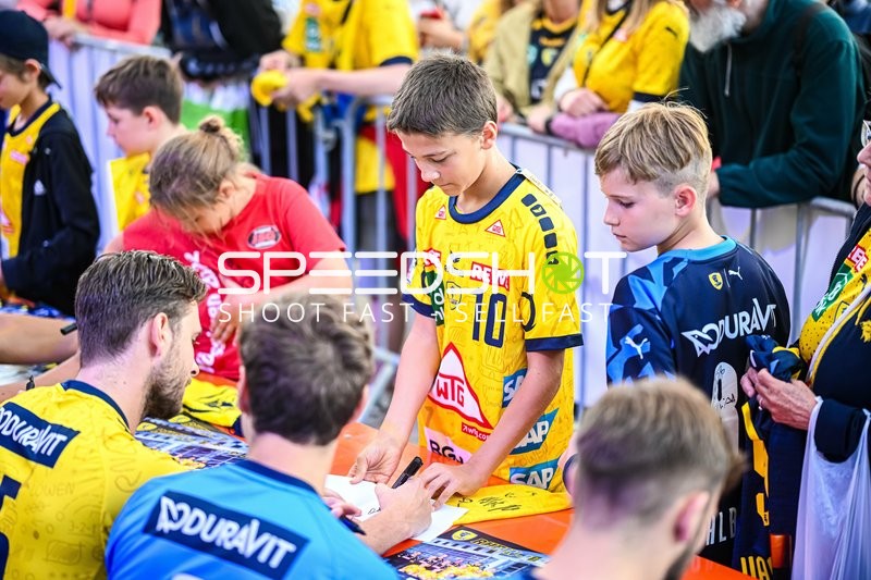 Autogrammstunde mit den Spielern der Rhein-Neckar Löwen.