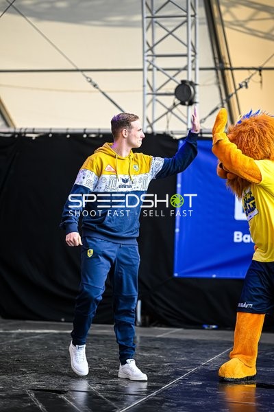 High-Five mit Maskottchen