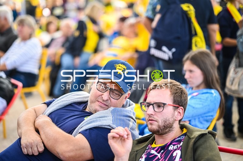 Zuschauer verfolgen das Spiel.