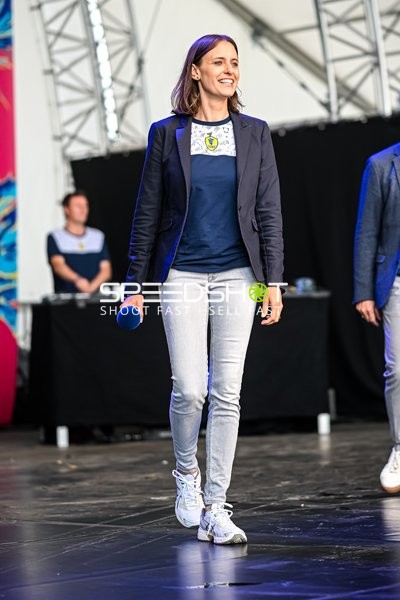 Person hält eine Rede oder präsentiert sich auf der Bühne.