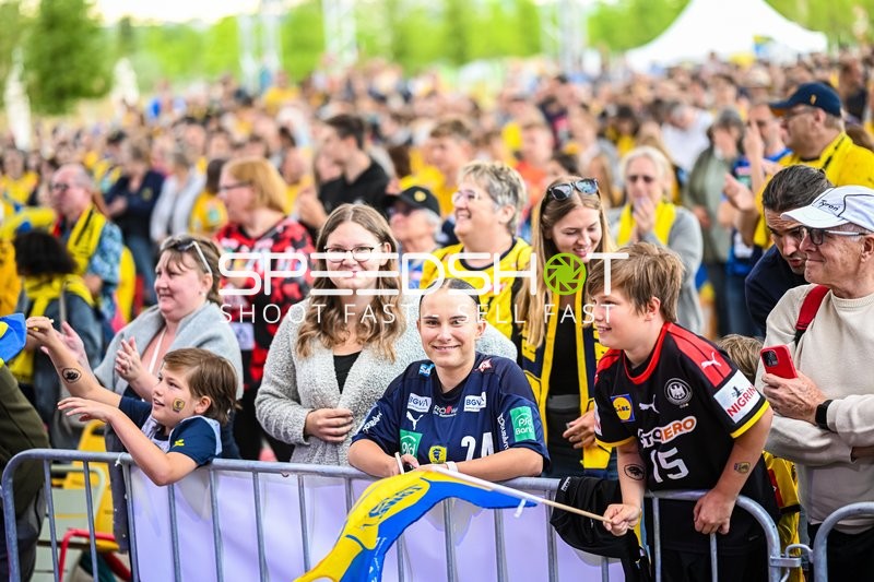 Zuschauer jubeln bei der Saisoneröffnung.