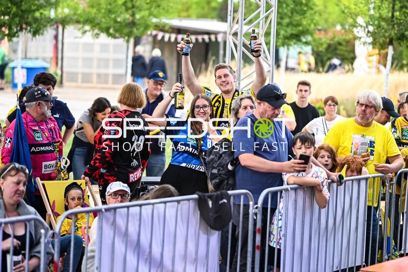 Fans versammeln sich für die Saisoneröffnung.