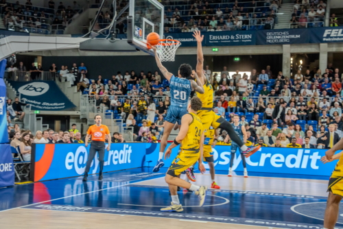 Wurf von Michael Weathers (20; MLP Academics Heidelberg) gegen Brandon Tischler (24; MHP Riesen Ludwigsburg)