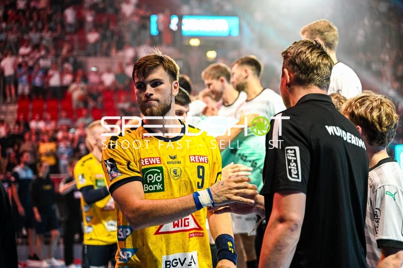 Spieler von Rhein-Neckar Löwen und THW Kiel geben sich nach dem Spiel die Hand.