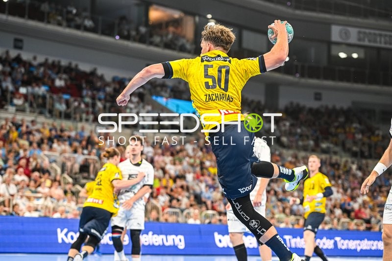 Ein Spieler der Rhein-Neckar Löwen springt zum Wurf.