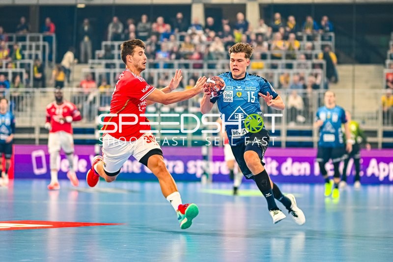 David Móré von Benfica versucht den Ball zu verteidigen, während ein Spieler von den Rhein-Neckar Löwen angreift.