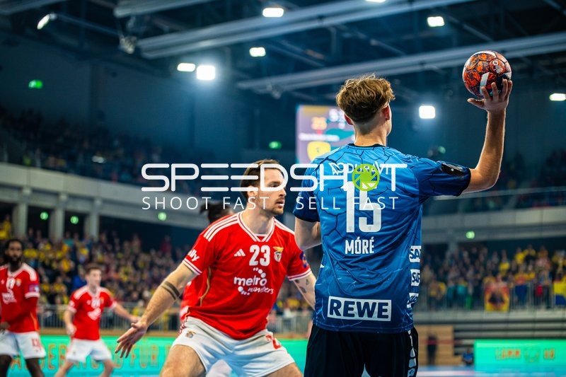 Ein Spieler von Rhein-Neckar Löwen ist im Ballbesitz und wird von einem Spieler von Benfica Lissabon verteidigt.