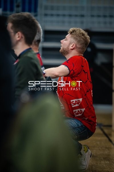 Hallensprecher spricht während eines Handballspiels