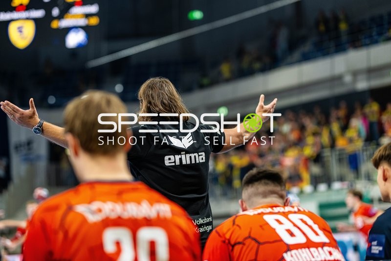 Trainer gestikuliert während des Spiels