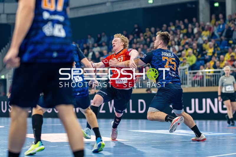 Ein Spieler von IFK Kristianstad verteidigt gegen Gustav Davidsson von den Rhein-Neckar Löwen.