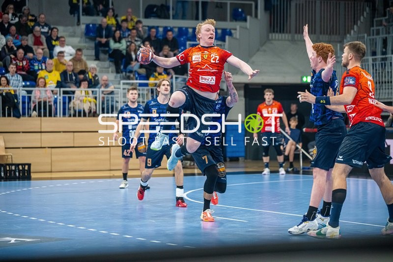 Gustav Davidsson von den Rhein-Neckar Löwen im Sprungwurf.