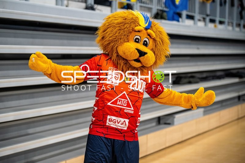 Maskottchen Conny interagiert mit den Zuschauern.