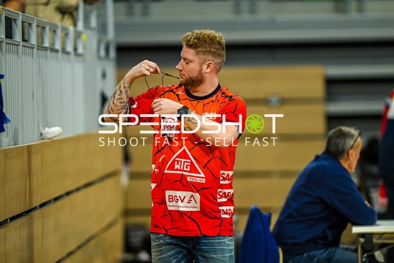 Hallensprecher bei der Vorbereitung