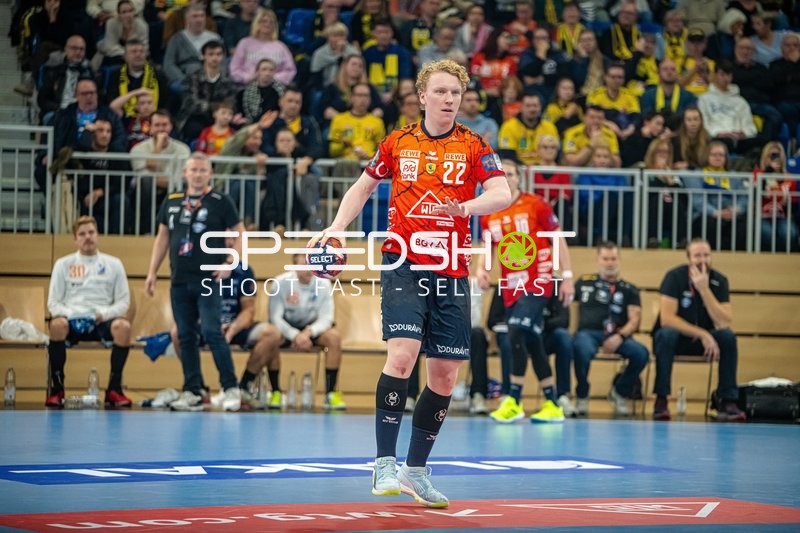 Ein Spieler von IFK Kristianstad ist mit dem Ball in Aktion.