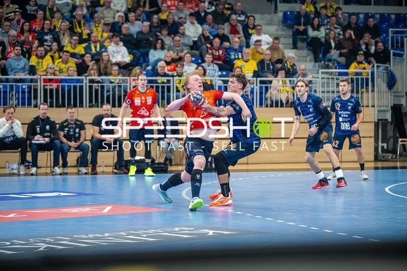 Ein Spieler von IFK Kristianstad wird im Angriff von einem Spieler der Rhein-Neckar Löwen verteidigt.