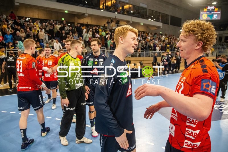 Spieler beider Teams begrüßen sich nach dem Spiel.