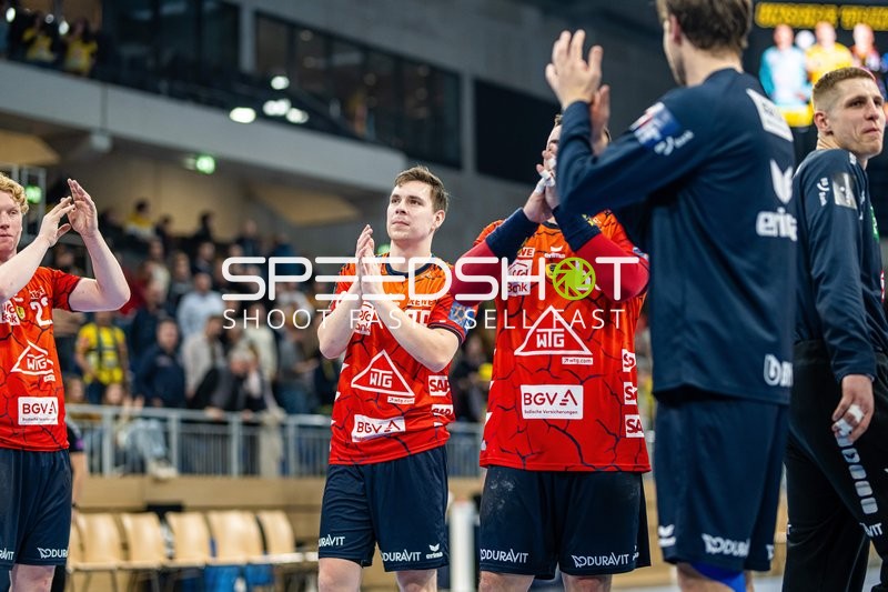Spieler von IFK Kristianstad klatschen nach dem Spiel.
