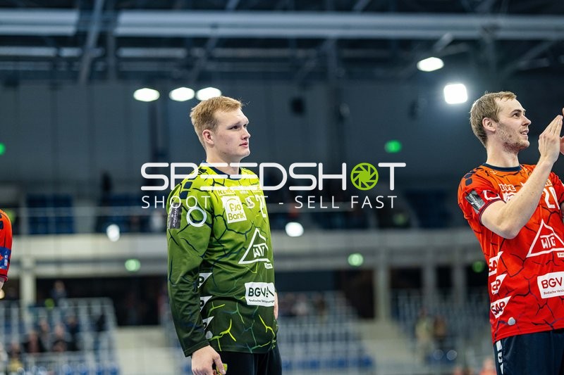 Spieler auf dem Spielfeld während des Aufwärmens oder einer Spielunterbrechung