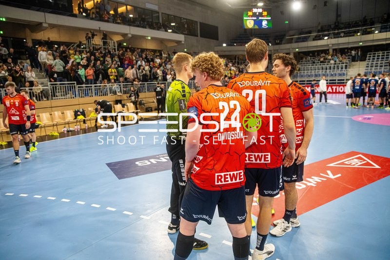 Spielerbesprechung auf dem Spielfeld