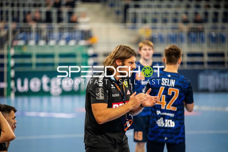 Trainer gibt Anweisungen