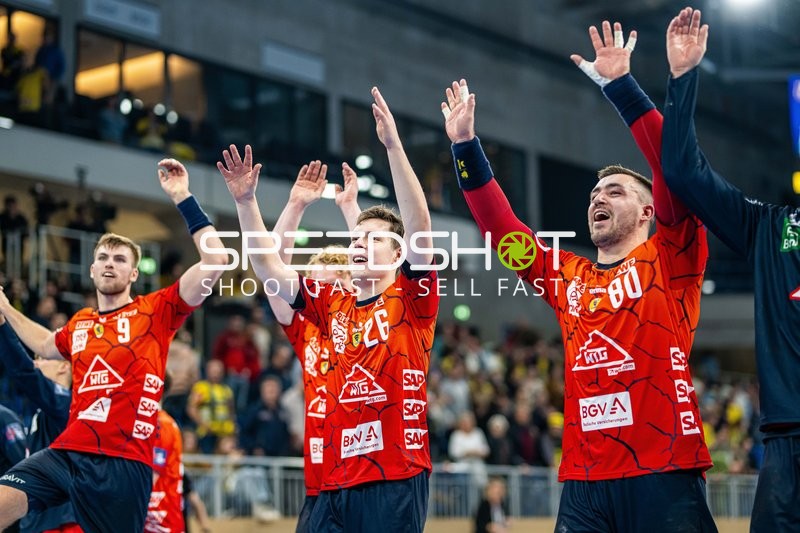 Jubelnde Spieler nach einem erfolgreichen Spiel.