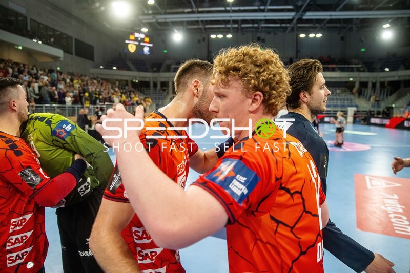 Spieler begrüßen sich nach dem Spiel