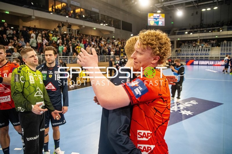 Spieler begrüßen sich nach dem Spiel.