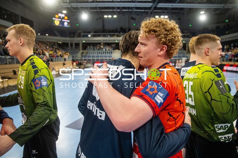 Spieler umarmen sich nach dem Spiel.