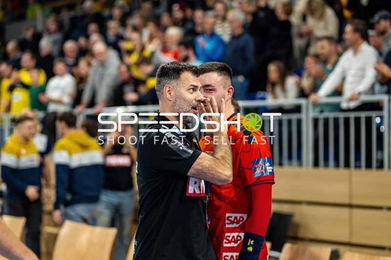 Emotionale Geste zwischen Torwarttrainer und Spieler