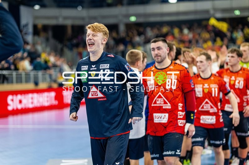 Spieler laufen auf das Spielfeld ein