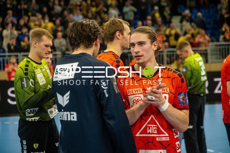 Spieler unterhalten sich nach dem Spiel