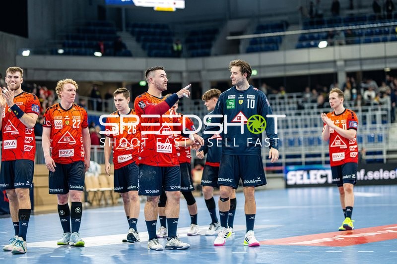 Spieler diskutieren auf dem Spielfeld.