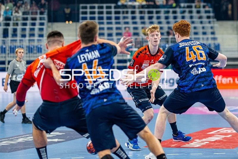 Ein Spieler von Rhein Neckar Löwen im Angriff gegen zwei Verteidiger von IFK Kristianstad.