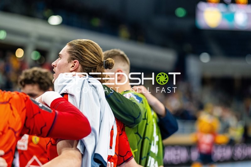 Spieler unterschiedlicher Teams in einer körperlichen Auseinandersetzung