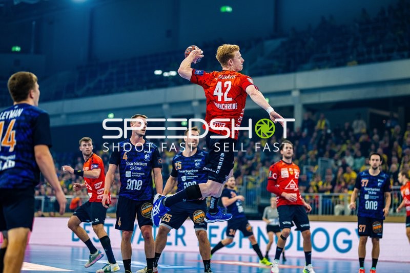 Ein Spieler der Rhein-Neckar Löwen springt in die Luft, um einen Wurf auszuführen.