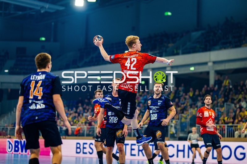 Ein Spieler der Rhein-Neckar Löwen springt zum Wurf.