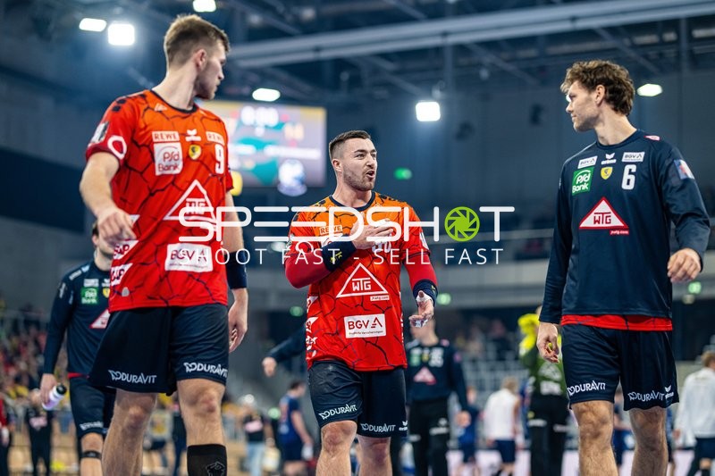 Spieler im Gespräch auf dem Feld