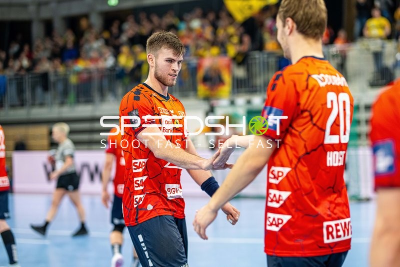 Spieler jubeln und geben sich die Hand.