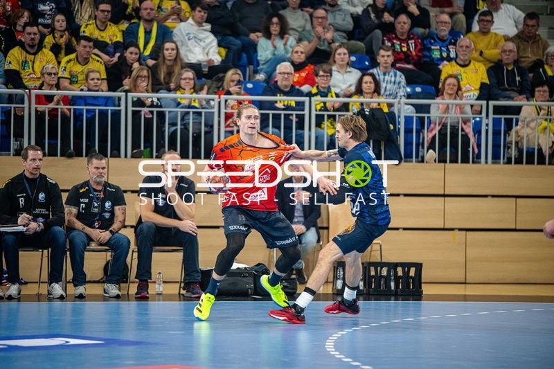 Juri Knorr von den Rhein Neckar Löwen wird von einem Gegenspieler attackiert.