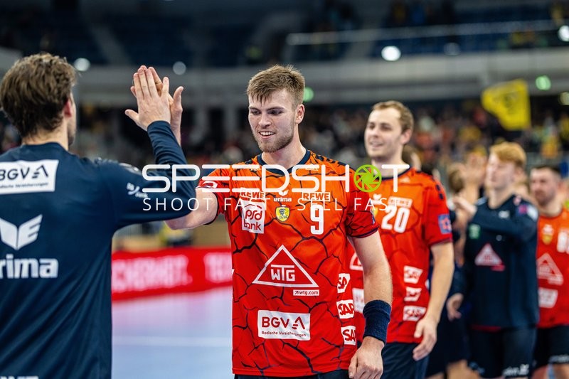 High-Five zwischen Spielern nach einem erfolgreichen Spielzug