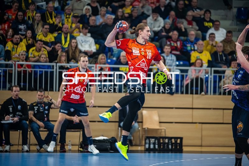 Ein Spieler von Rhein-Neckar Löwen beim Sprungwurf.