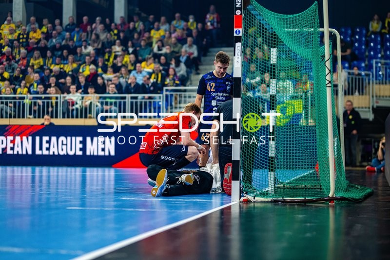 Behandlung eines Spielers am Boden