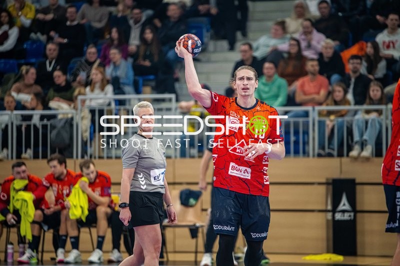 Ein Spieler von IFK Kristianstad bereitet einen Wurf vor.