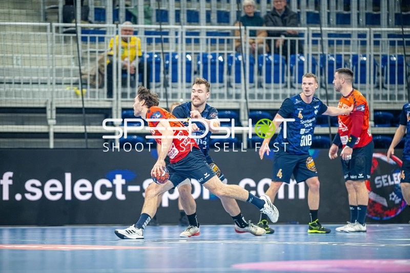 Ein Spieler von Rhein-Neckar Löwen versucht, einen Spieler von IFK Kristianstad am Durchbruch zu hindern.